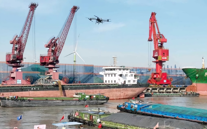 江苏首单支流待闸船舶无人机免费配送服务在江阴落地