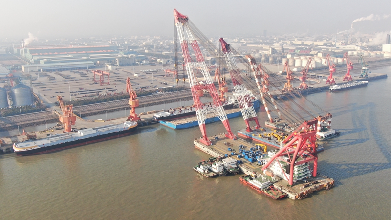 驳船正在吊装作业。常熟海事局供图