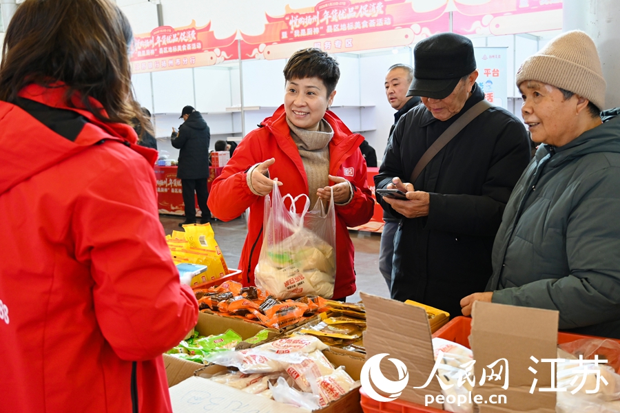 市民現場選購年貨。人民網 李靜曄攝