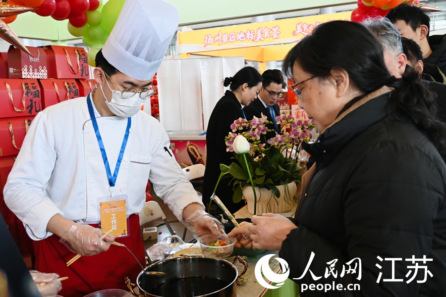 市民現場品嘗淮揚美食。人民網 李靜曄攝