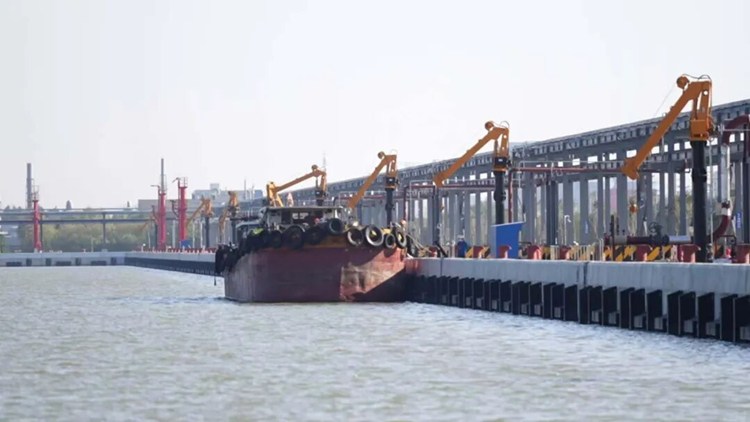 在巨石玻纤基地，原料通过海铁联运“一站式”通关。受访方供图