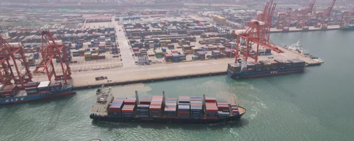 花果山下，興起科創“新海岸”“十四五”期間，連雲港堅持創新驅動發展戰略，累計建成省級以上創新平台159家，集聚了一批國家級戰略科技力量，城市創新能力躍升至全國第52位，進位幅度居江蘇首位。