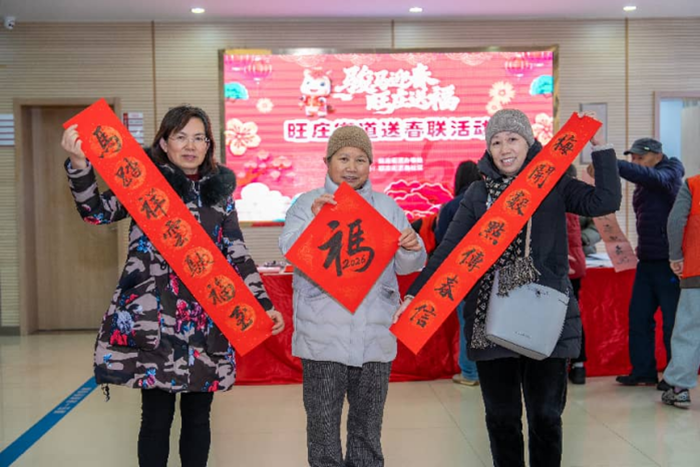 居民展示春联。徐莉娇摄