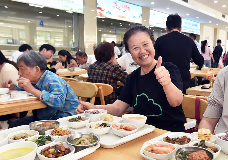2025年國慶假期,當地政府食堂向游客開放。揚州市新聞傳媒中心供圖