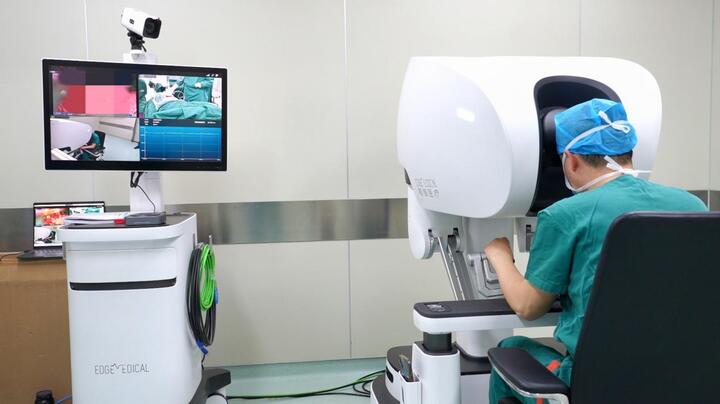 江苏省肿瘤医院手术室内,杨杰手术中。