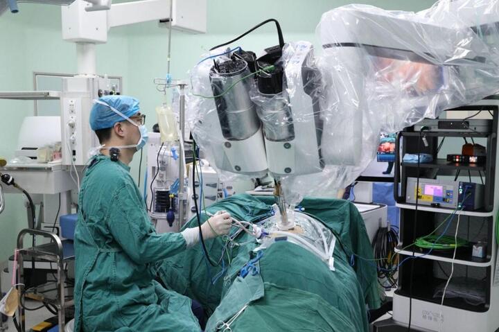 连云港市第二人民医院手术室内,医生手术中。