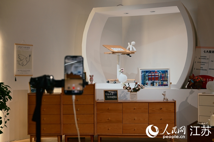 江苏繁丰家居有限公司的直播区域。人民网记者 鞠峰摄