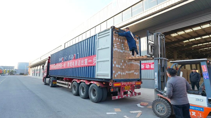 睢宁家居产品正在装箱准备“出海”。受访者供图