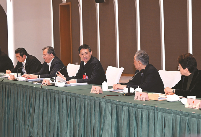 2月3日下午，省人大代表、省长刘小涛来到他所在的苏州代表团，与代表们一起审议政府工作报告。 记者 朱江 摄