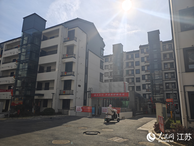 改造后的小区道路宽敞，还增加了电梯与地下车库。人民网 李欣阳摄