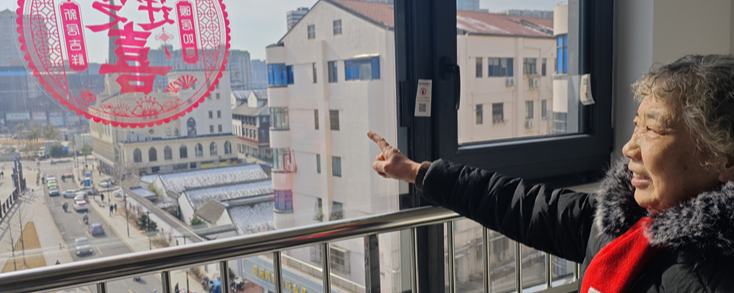 “大板房”原地大變樣一大早，江蘇常州市天寧區斜橋巷小區內，73歲的孫金秀便提著剛買的“福”字，趕往自己的新房。乘電梯上到7樓，孫金秀進屋后就忙著貼“福”字，“新房新年，看著喜慶！”