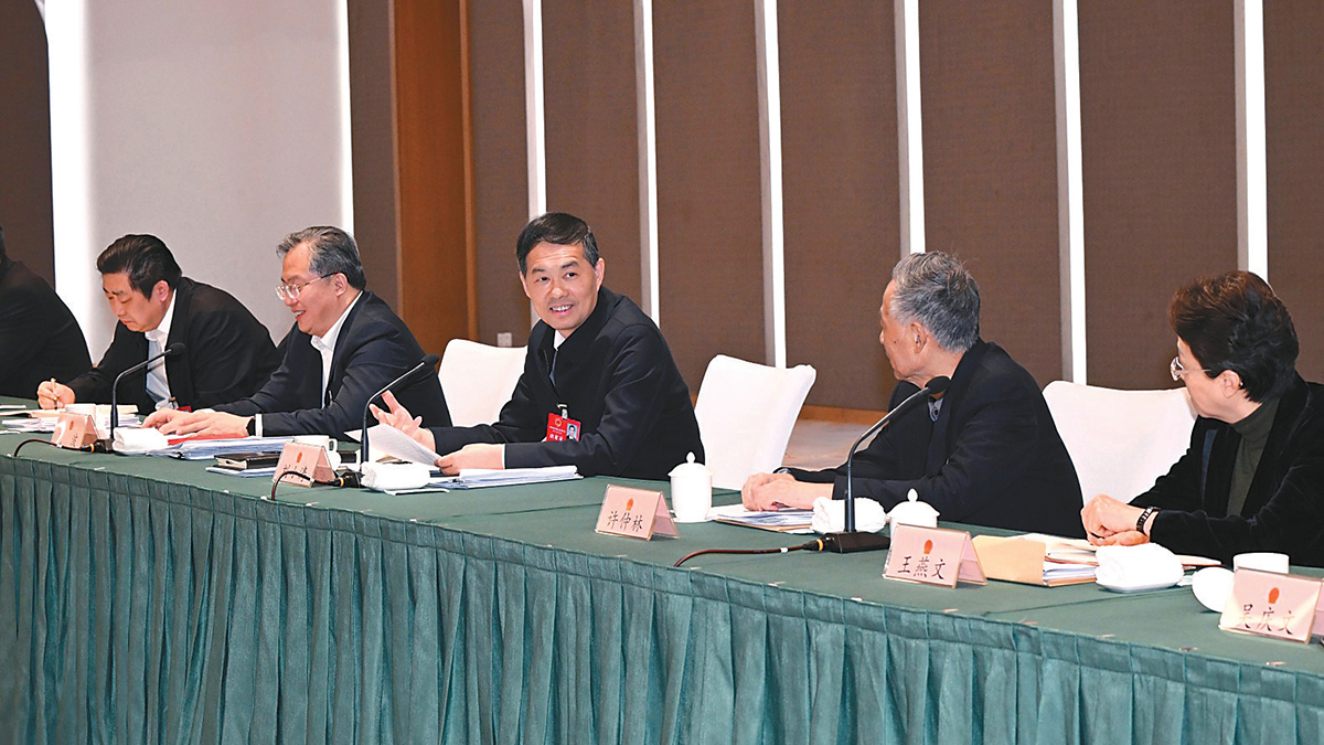 2月3日下午，省人大代表、省长刘小涛来到他所在的苏州代表团，与代表们一起审议政府工作报告。 