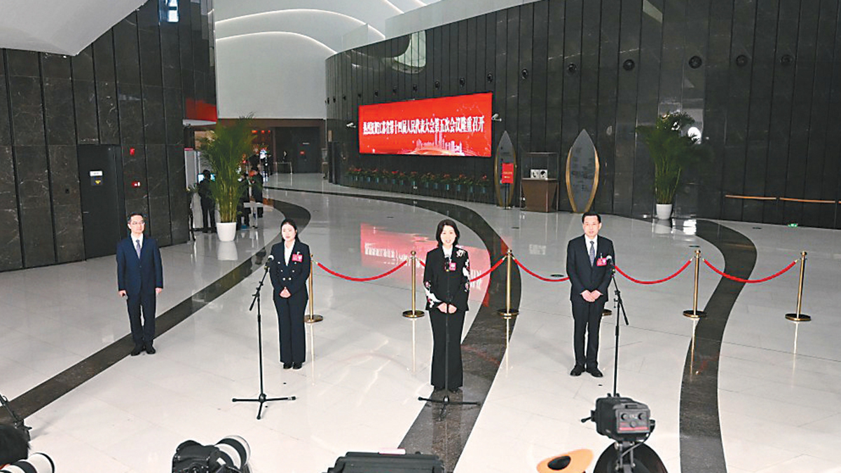 2月3日，9位省人大代表走上“代表通道”，分享他们的履职故事。