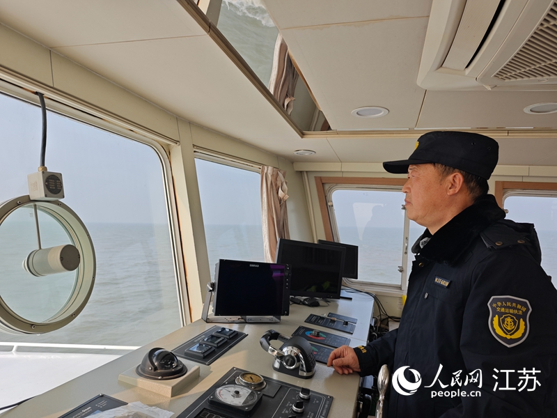 陳德海在湖面巡航。人民網記者 常雨薇攝