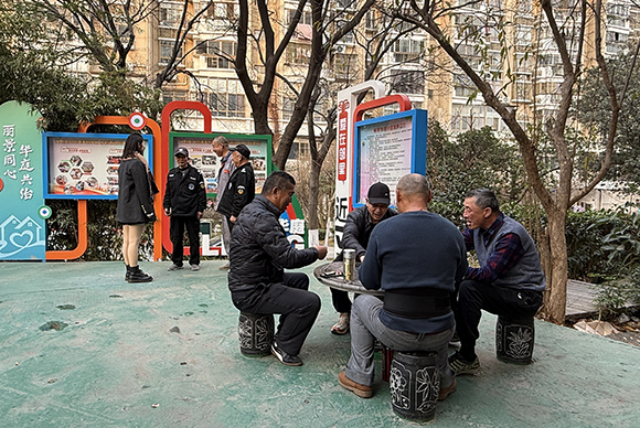 麗景華庭小區居民在新建成的休閑廣場活動