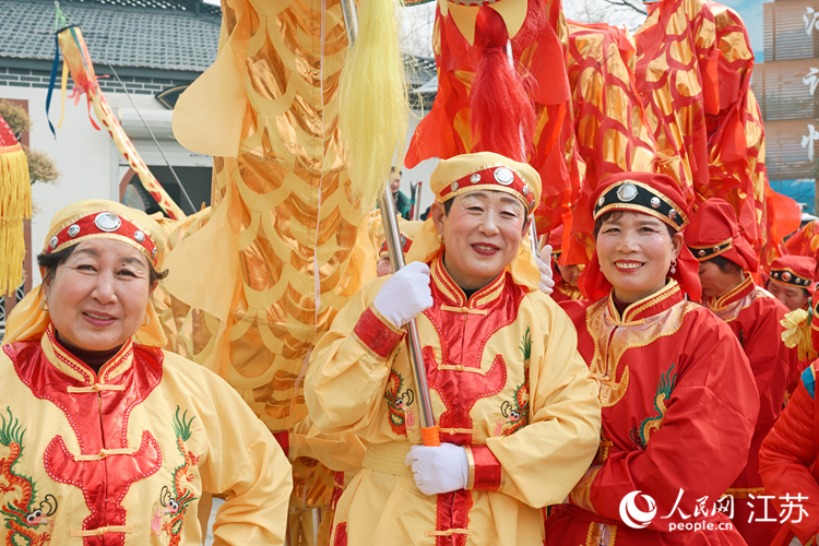 2.聯歡會上，兩村村民共同表演節目。 人民網記者 鞠峰攝
