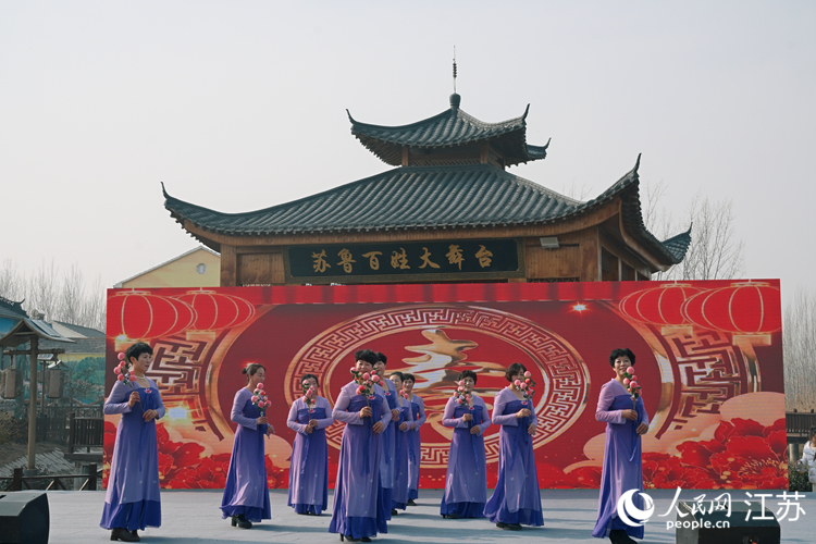 3.联欢会上，两村村民共同表演节目。人民网记者 鞠峰摄