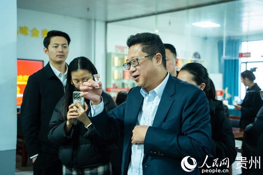 酒企代表与外国嘉宾交流酱香白酒文化。人民网 阳茜摄