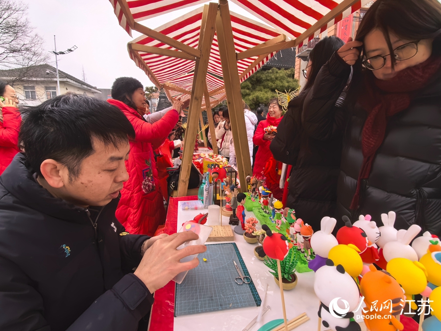 市民游客参加非遗体验、趣味打卡活动。人民网记者 王继亮摄