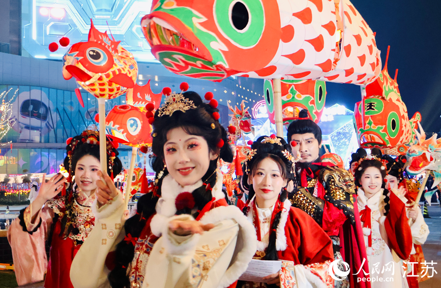 赛博非遗鱼灯巡游现场。