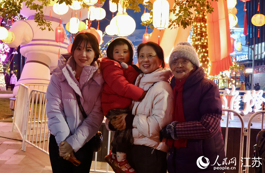 市民游客现场打卡。