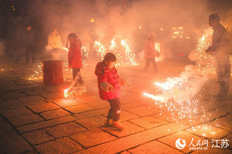 东方盐湖城新春年味浓，小朋友们在山中感受放烟花的乐趣。 人民网 王纯摄