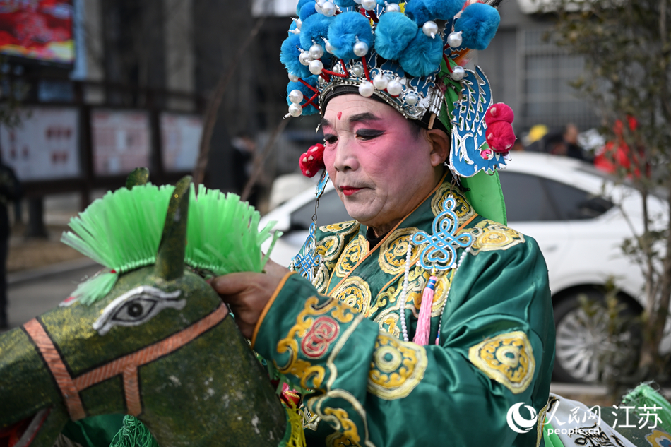 邳州跑竹马演员整理道具。