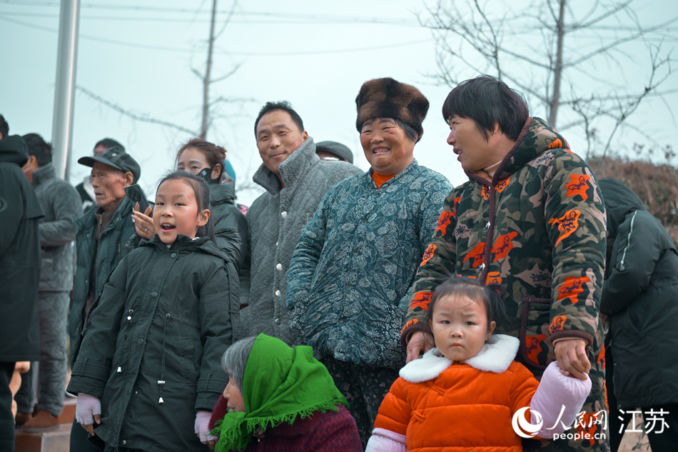 邳州市赵墩镇群众看得津津有味。