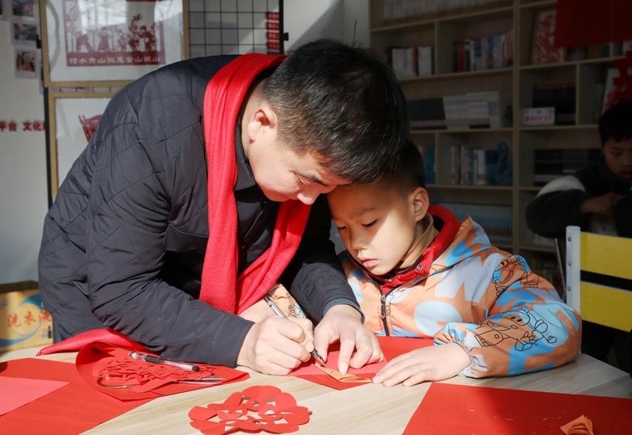 崔小勇指導小朋友構圖。