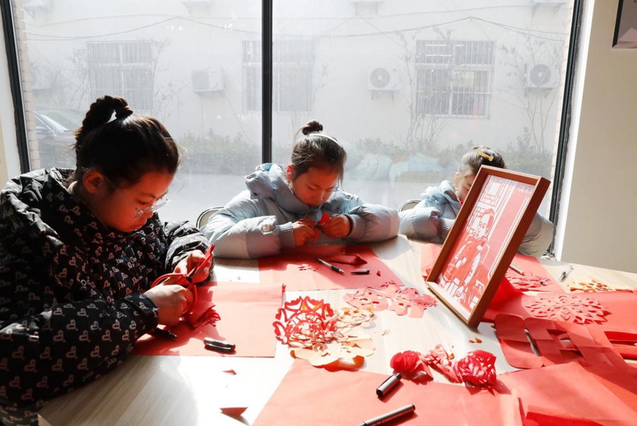 小朋友自己動手剪紙窗花。