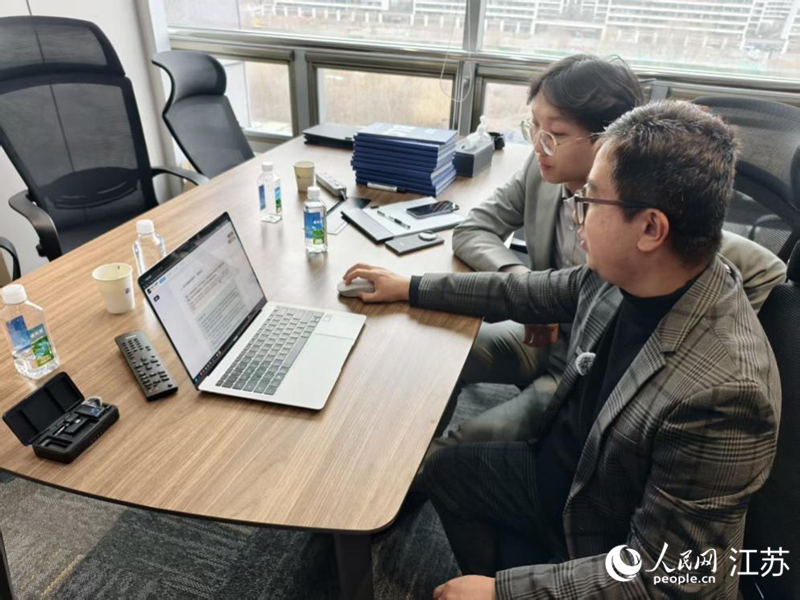 盛涛通过“阿拉丁工作平台”，为企业做“体检”。人民网记者 马晓波摄