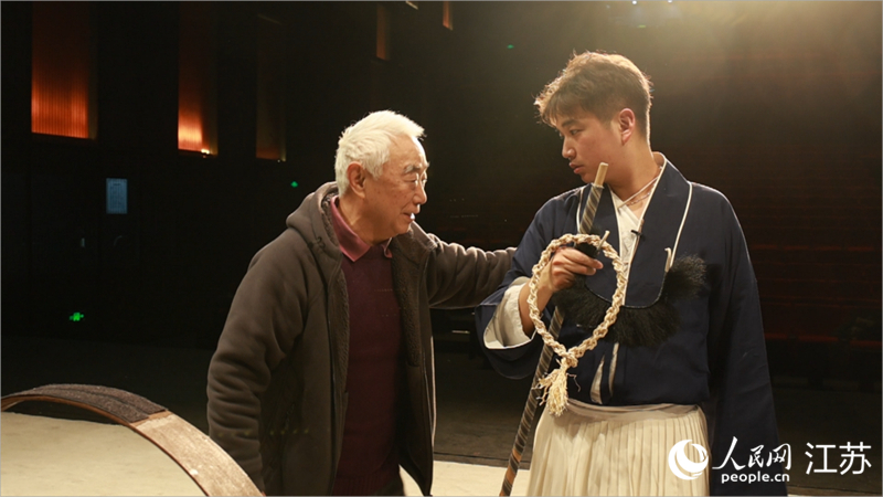 昆曲表演艺术家张铭荣（左）正在指导青年演员。人民网 范尧摄