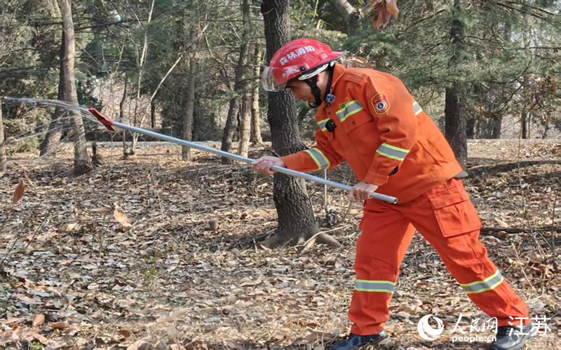 乔港演示“铁扫把”使用方法。 人民网记者 鞠峰摄