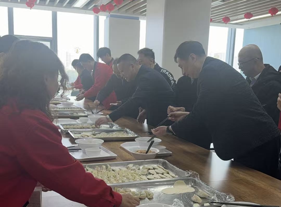 蘇州珂瑪材料科技股份有限公司食堂內大家一起包餃子。珂瑪科技供圖。