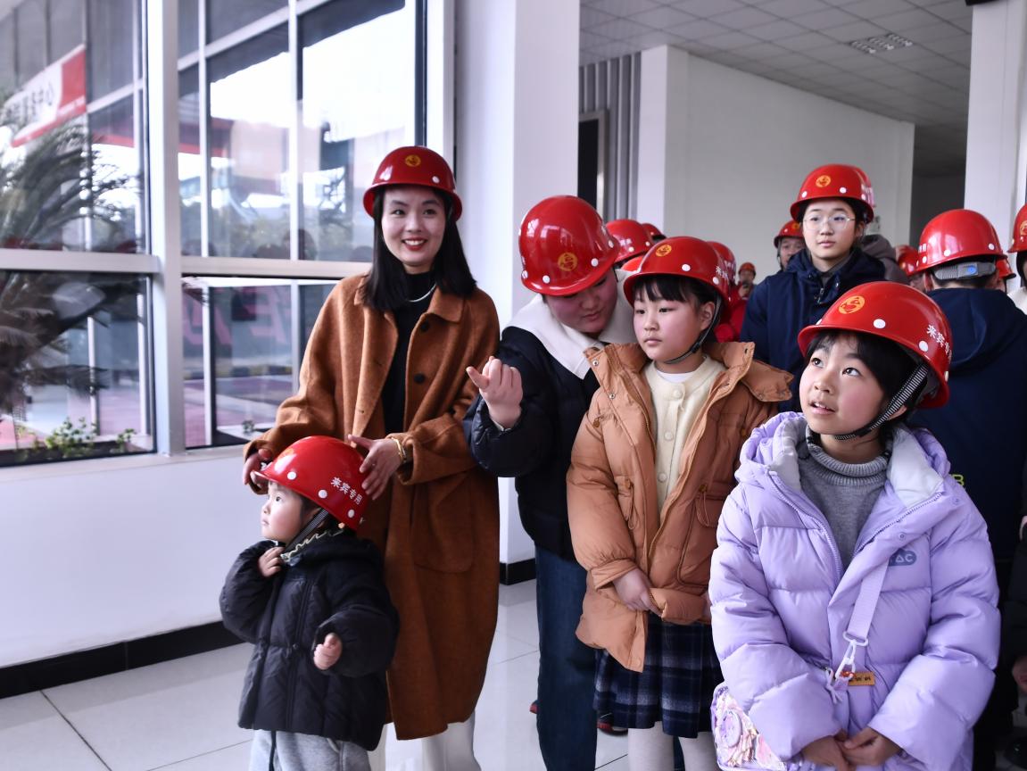 沙鋼外地職工子女與父母一起在車間參觀。沙鋼集團供圖