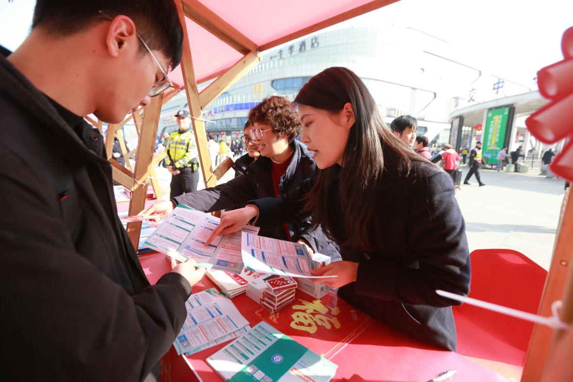 揚州人社服務專員為返鄉人員介紹揚州就業政策和崗位信息。孟德龍攝。