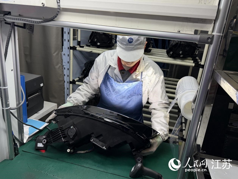 蒋磊在检测车灯质量。人民网 任晓燃摄