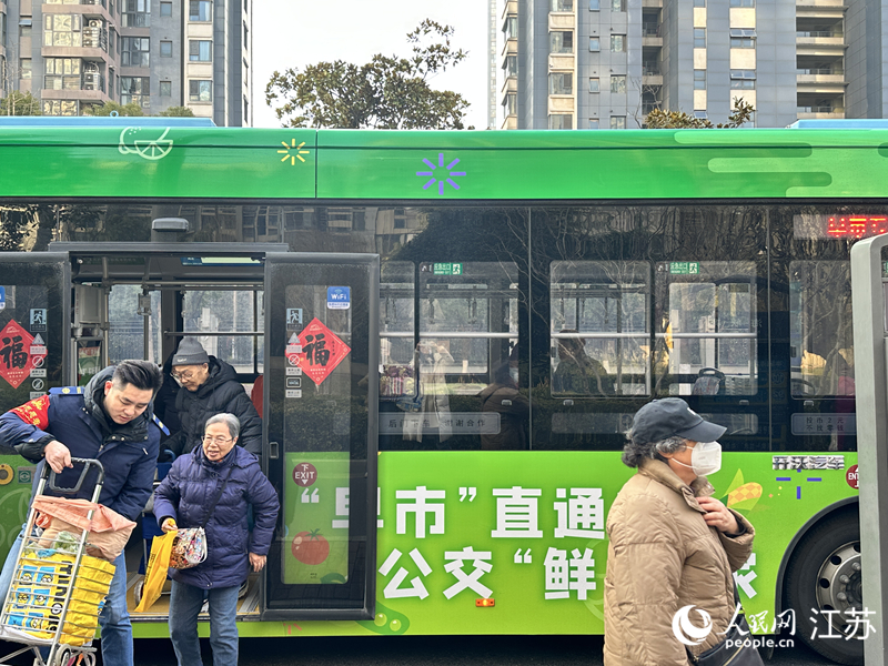 “早市專線”到站，司機幫助居民搬菜。人民網 王純攝