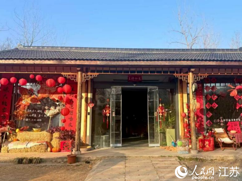 “香驿·小森林”咖啡店外,红灯笼垂悬成串。人民网 王纯摄