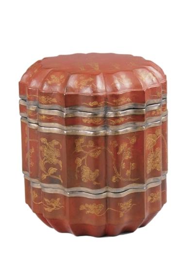 南宋朱漆戗金莲瓣式人物花卉纹奁。 常州博物馆提供