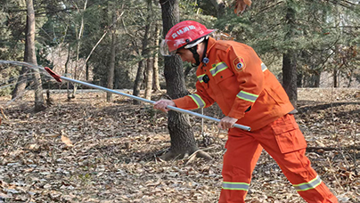 “山林”，守护山林自打19岁进入林场工作，守林人一当就是37年，如今50多岁的他身材精瘦匀称。“我们这工作可锻炼人了，每天上午5公里，下午5公里。有次去黄山，我一口气爬到天都峰顶！”他笑着说。