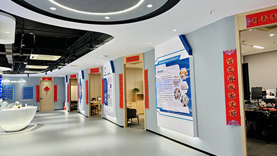 单人+AI，创业分几步？从看不懂保险条款的普通人到用AI赋能保险服务的创业者，凌桂华的转型故事，折射出AI技术如何降低创业门槛，让更多“草根”梦想照进现实。