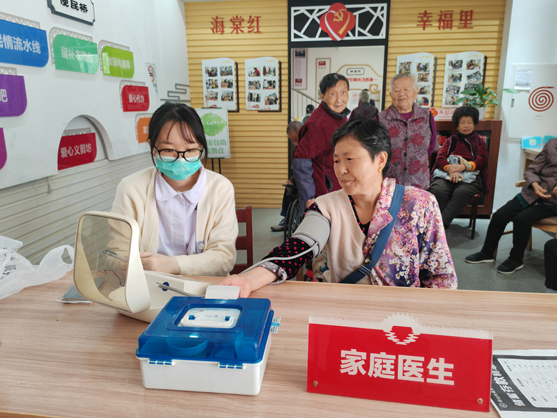夏桥社区居民正在社区“六心驿站”内测量血压。昆山市委组织部供图