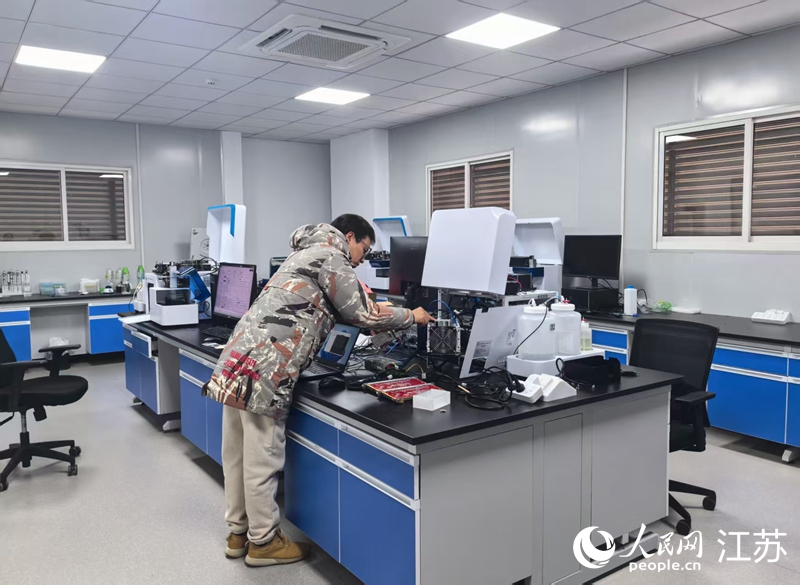 楚航科技研發工程師在調試新一代毫米波雷達。人民網 崔小倩攝