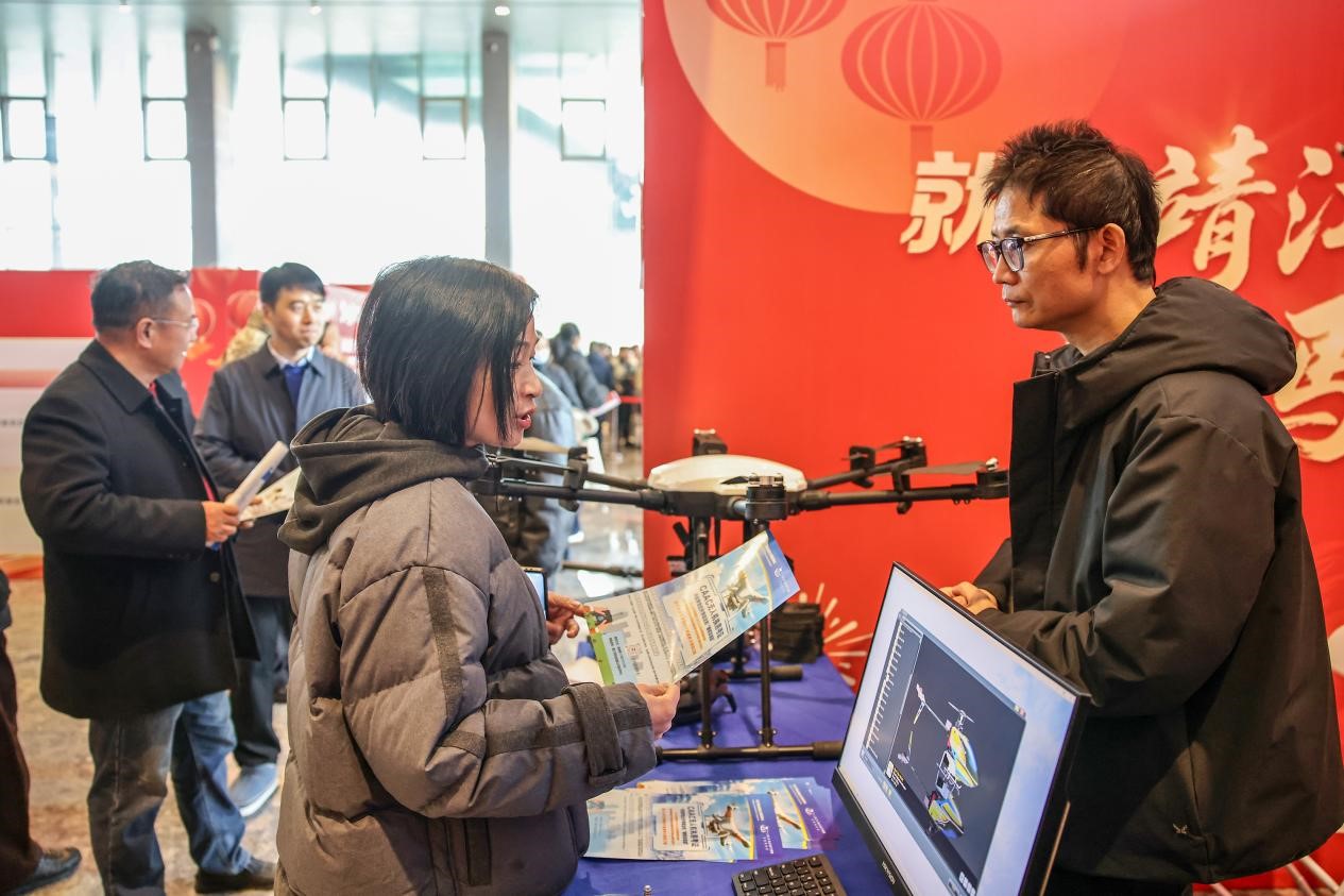 活動現場，求職者咨詢無人機培訓。