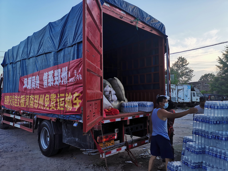 李红霞为郑州灾区筹集生活物资。