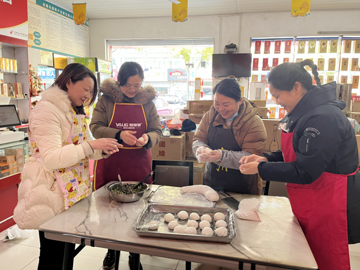 志願者們與幫扶對象王秀蘭（左三）包湯圓。陳學鬆攝