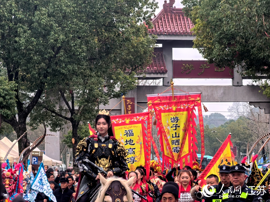 浣纱剑主女侠骑着白马，国潮表演惊艳亮相，气势十足。人民网 崔小倩摄