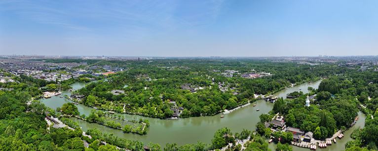 揚州如何打好“企業友好牌”？揚州已連續第六年將“新春第一會”的主題鎖定營商環境。從一句承諾到一套體系，再到一種生態，揚州用十三年的堅持將“企業友好”注入城市基因。