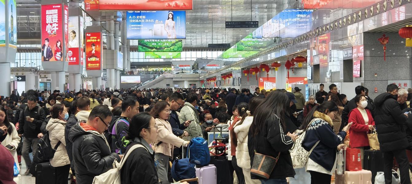旅客在南京南站候车。江苏省铁路集团供图